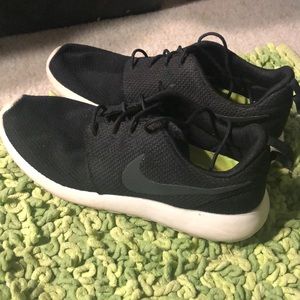 BARELY WORN Nike Roshe Runs